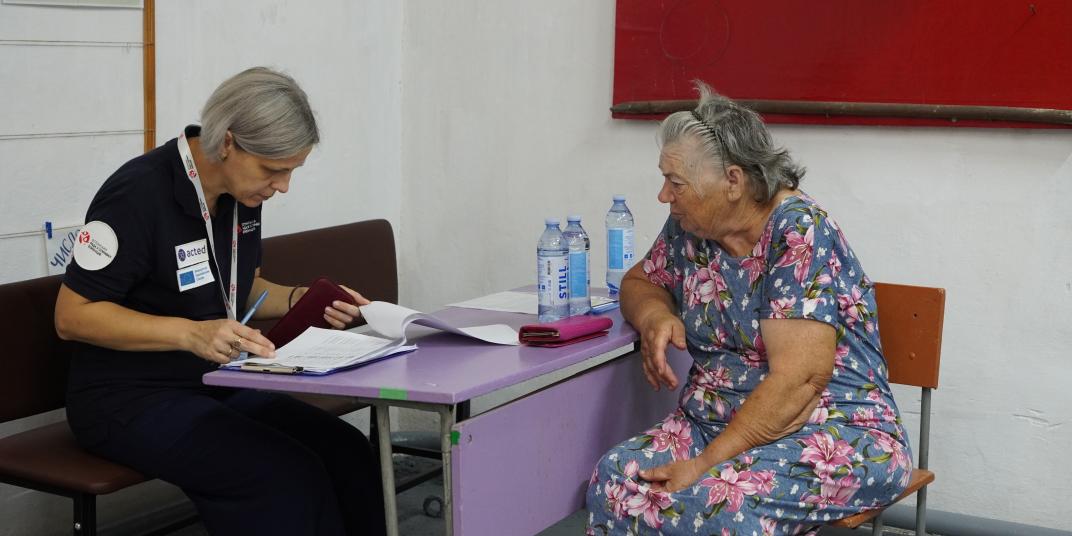 Kaks inimest istumas