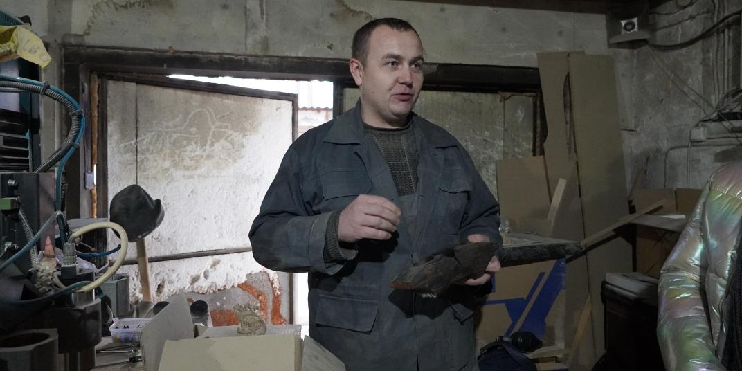 Павло показує свічник, зроблений власноруч