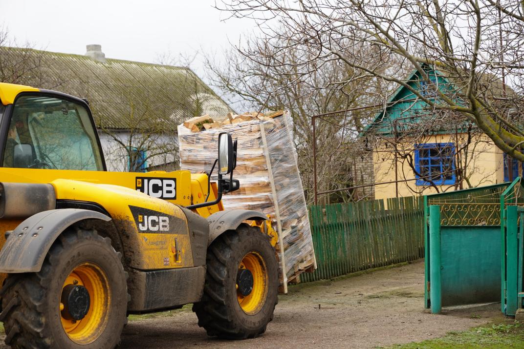 Delivering firewood to residents of the Velykooleksandrivska community. Kherson oblast, Novopavlivka village. December 9, 2025. Photo: Dana Selezen, ERC.