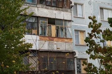 Sõjakahjustused Ukrainas. Purustatud aknad on kinni löödud, et sooja toas hoida