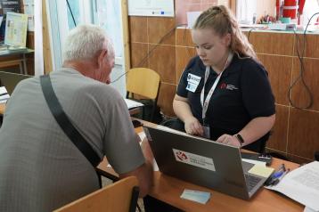 two people discussing