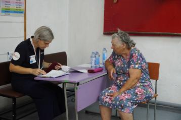 Kaks inimest istumas