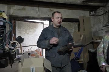 Павло показує свічник, зроблений власноруч